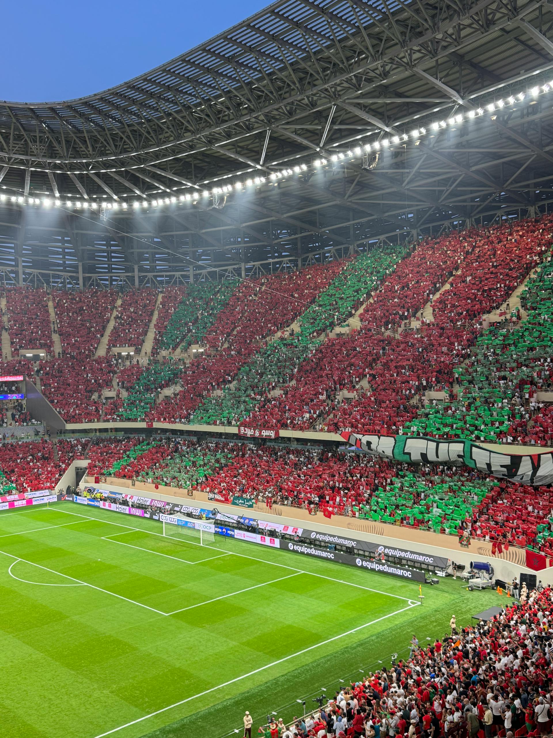 WM 2026 mit Smarters Player Lite – Fußballstadion im Flutlicht